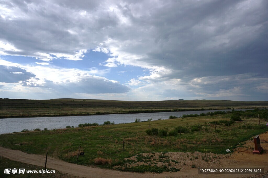 草原河畔风景