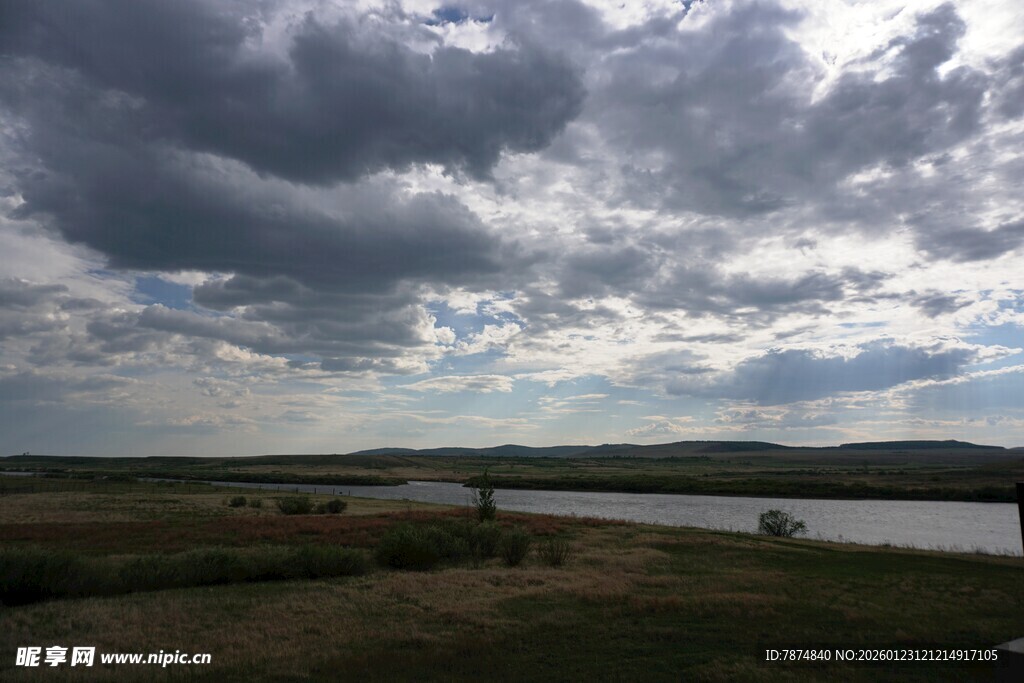 乌云下的开阔原野与水域