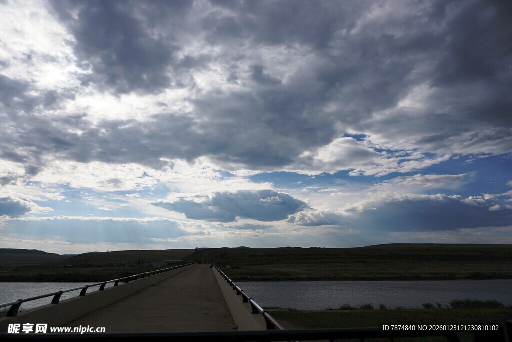 公路尽头的壮丽云天