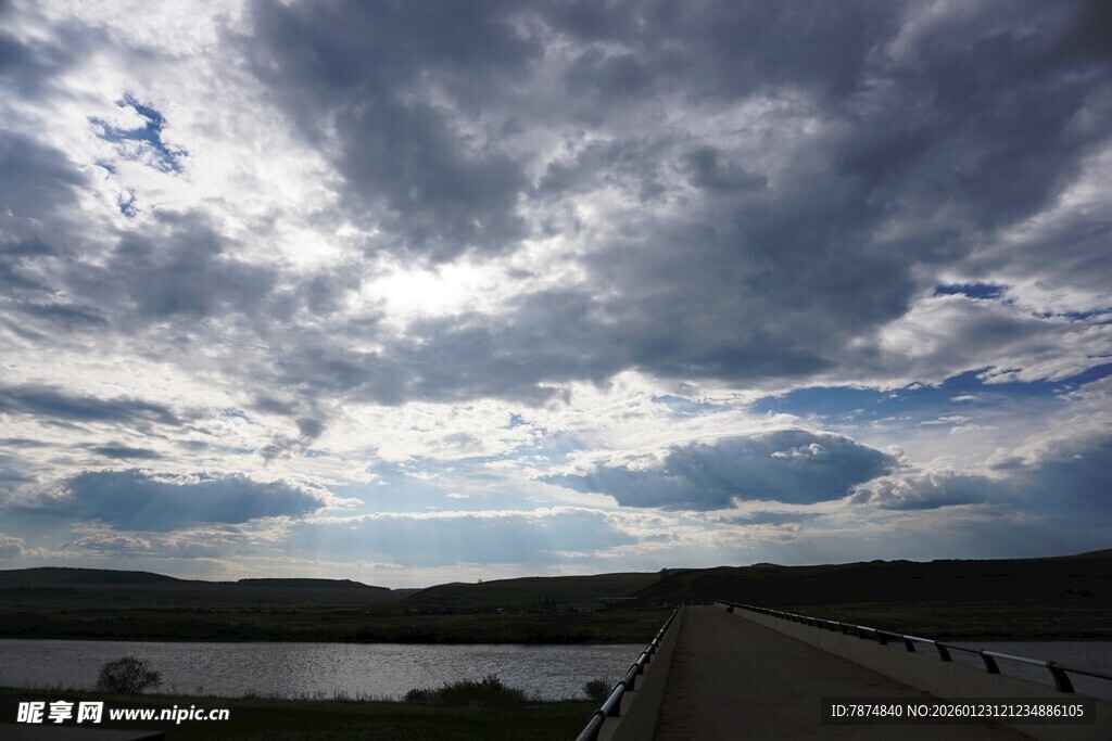 公路边多云天空与水域景