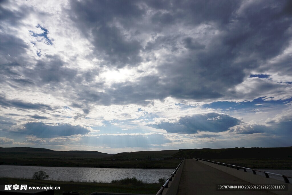 乌云下的开阔湖景公路