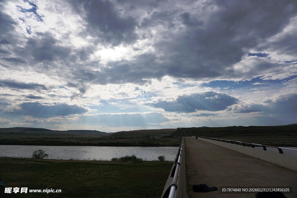 公路旁的湖景与多云天空