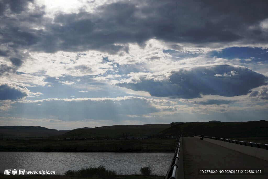 公路边的天空与远处风景