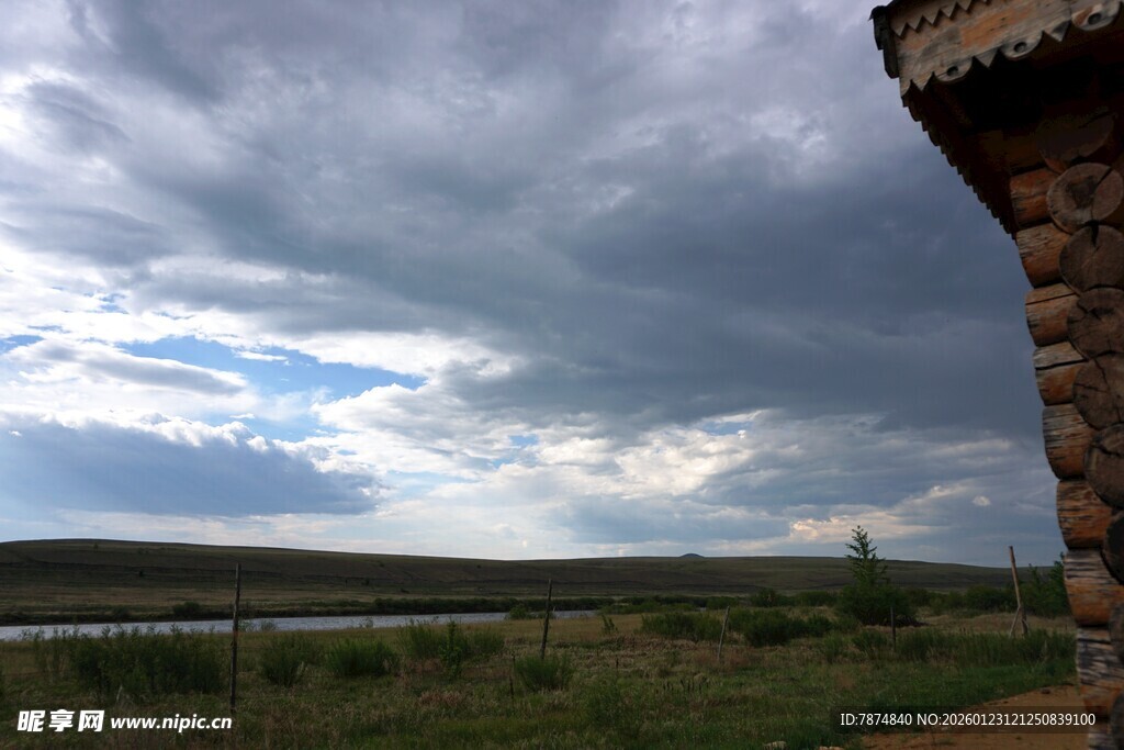 草原边建筑旁的多云天空