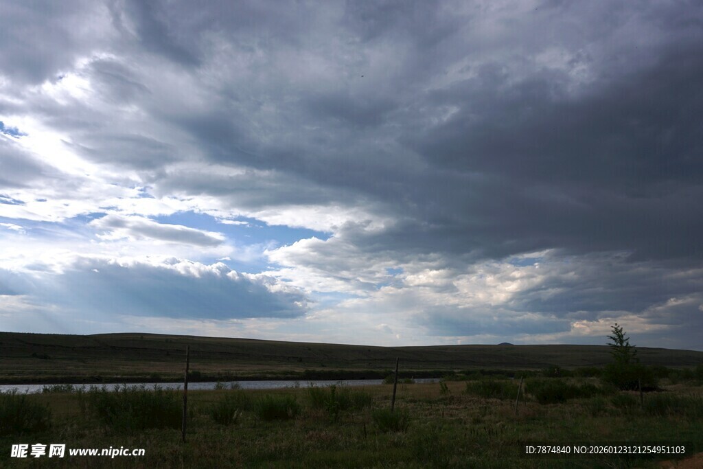 乌云笼罩下的旷野风光