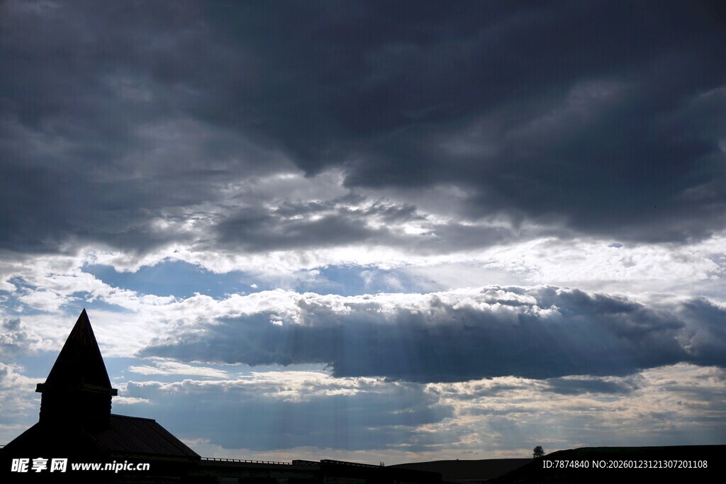乌云下的尖顶建筑