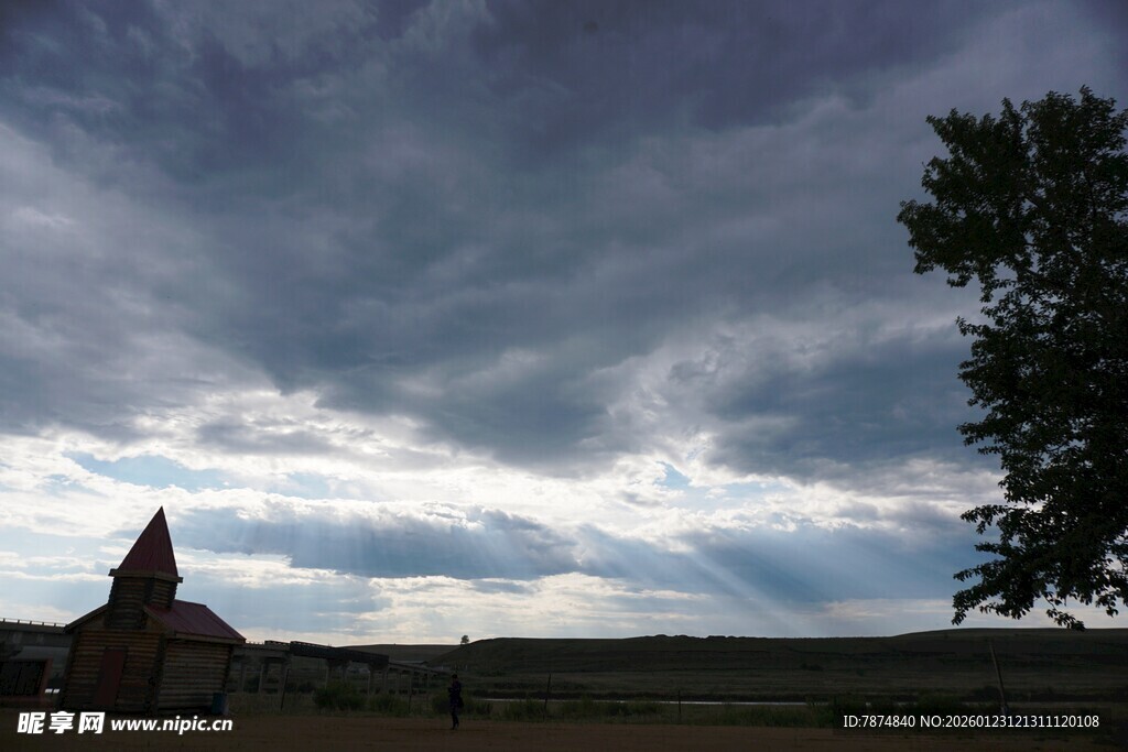 草原上的建筑与阴沉天空