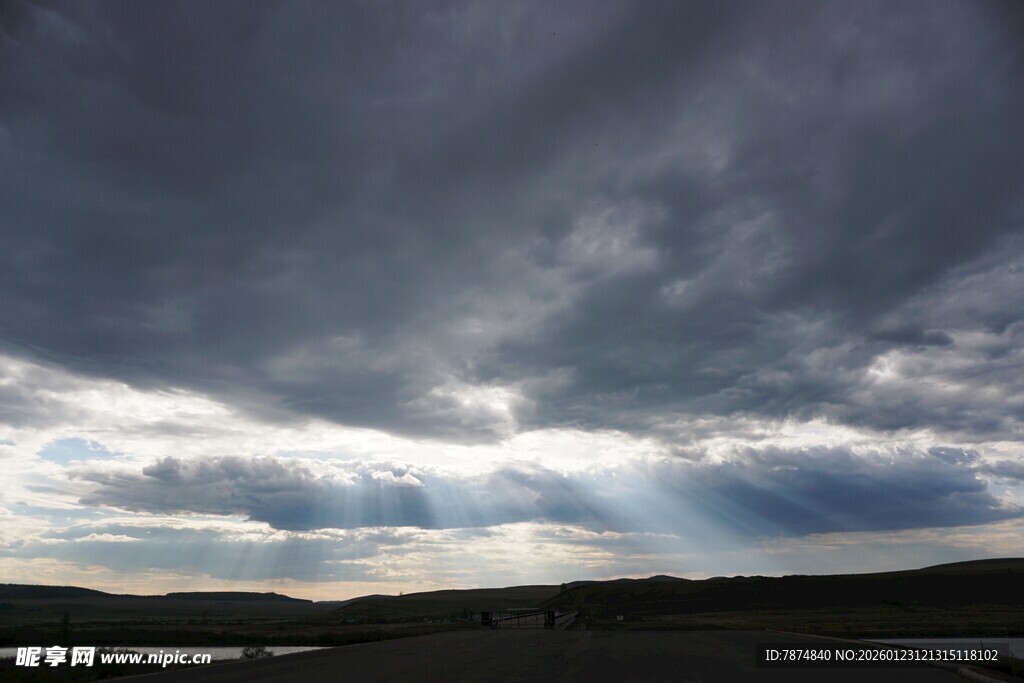 乌云密布的阴沉天空
