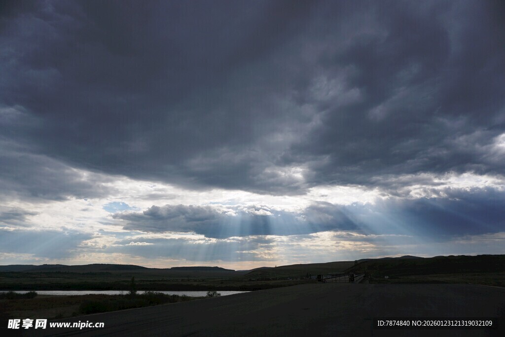 乌云密布下的天光美景