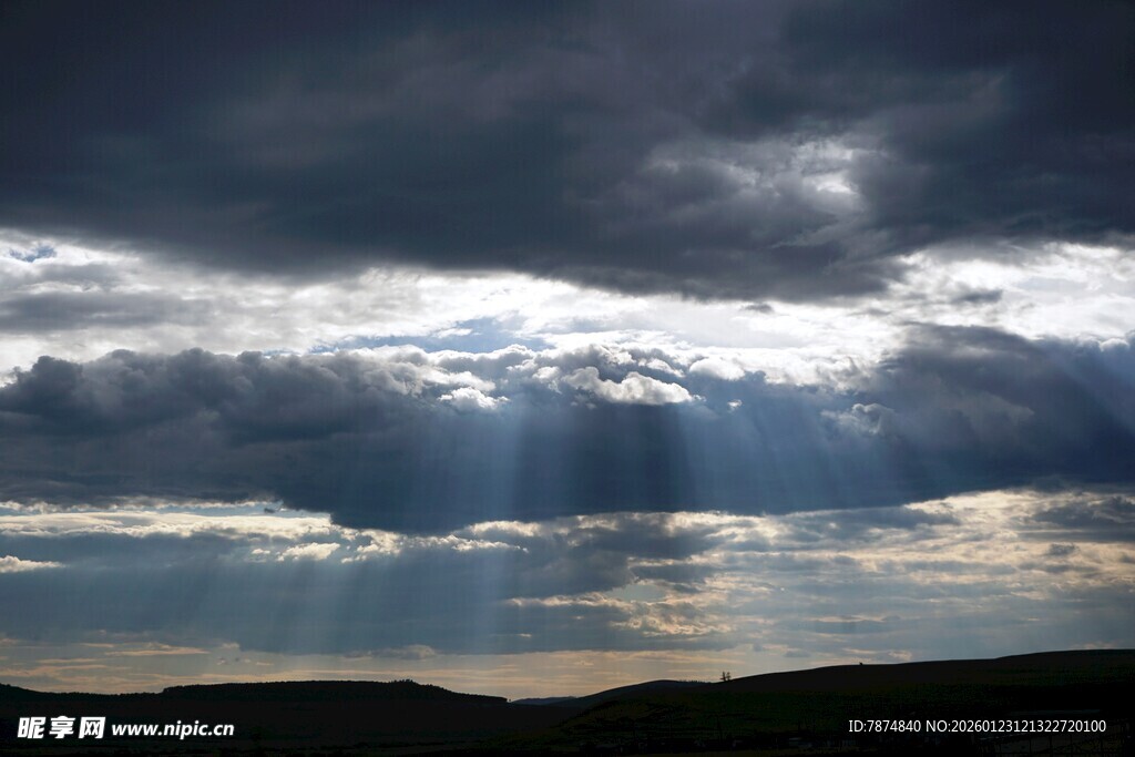 乌云中透出的耀眼天光