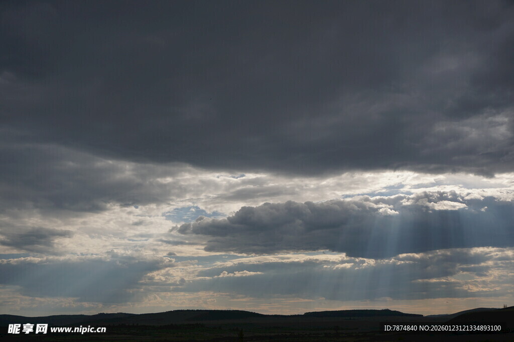 乌云中透出的天光