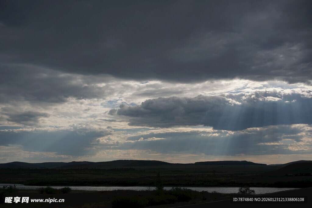 乌云中透出的金色天光