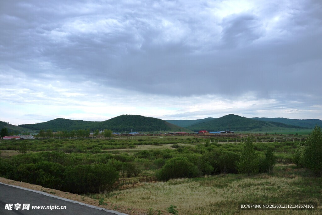 公路旁的山野风光