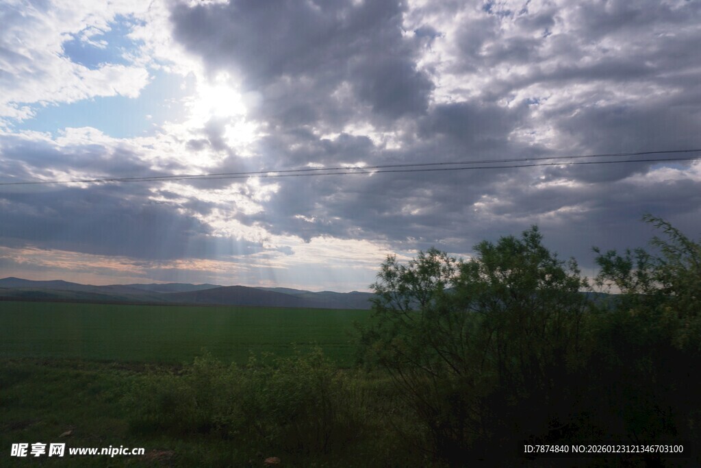 草原上空的多云景象