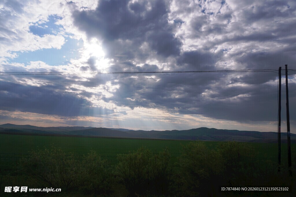 草原上的多云天空景观