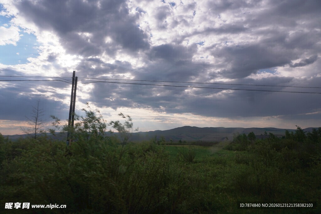 旷野上的多云天空