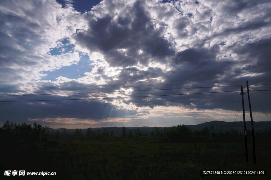 乌云密布下的田野风光