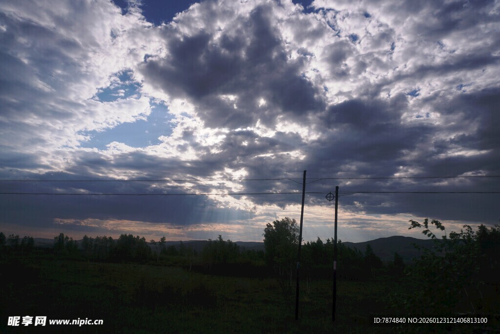 黄昏时分的天空与田野
