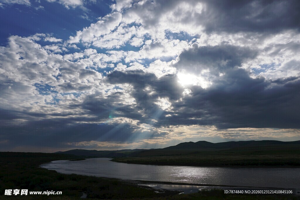 河畔风云变幻美景