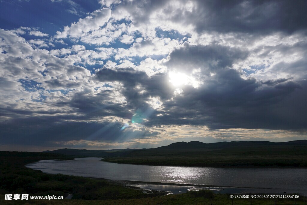 湖畔云间日光美景