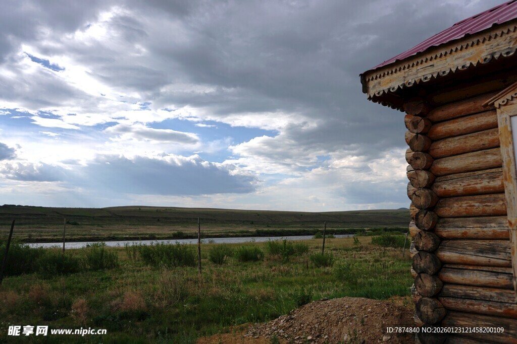 草原木屋边的多云天空