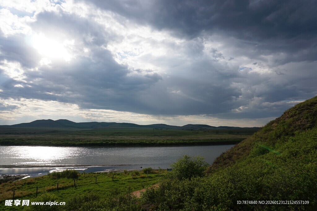 湖畔乌云下的壮美自然景观
