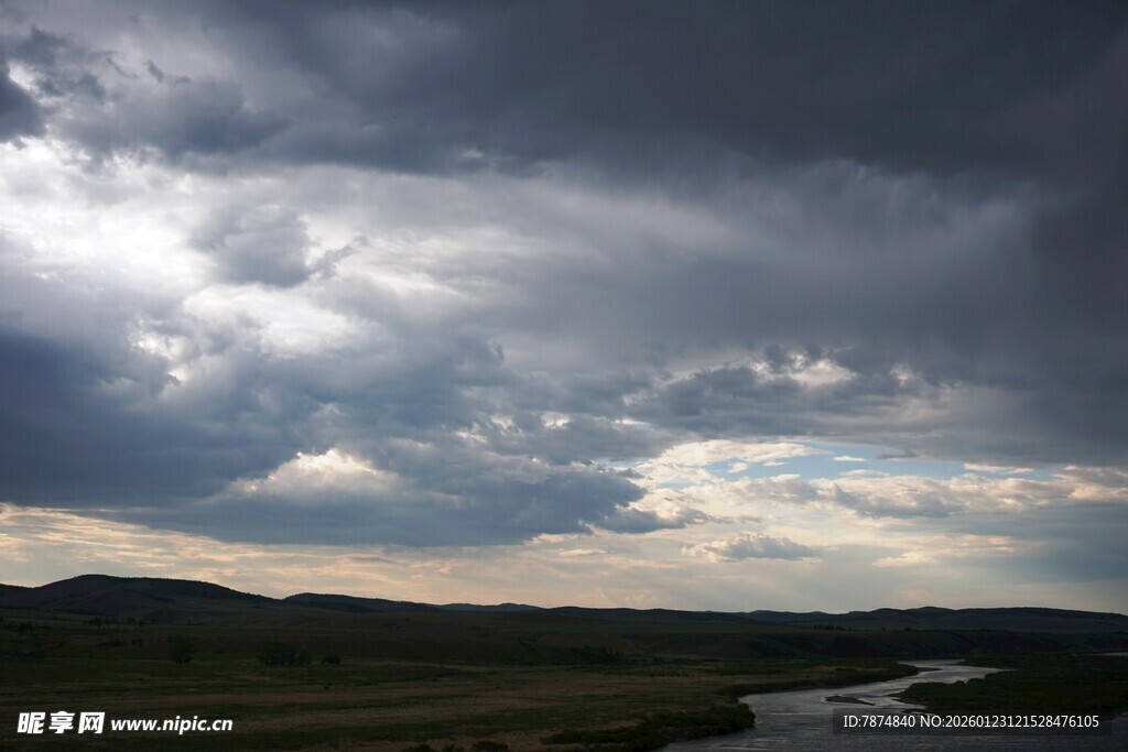 乌云密布的原野天空