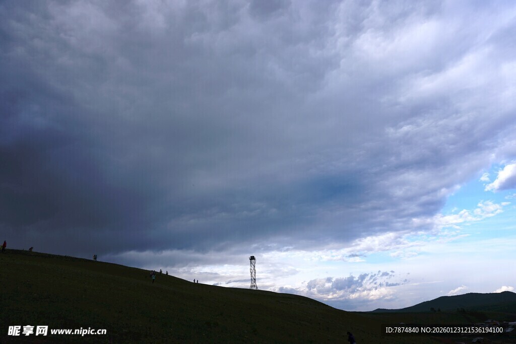 乌云笼罩下的山坡景致