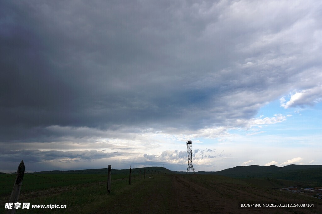 草原上的乌云与风车景观