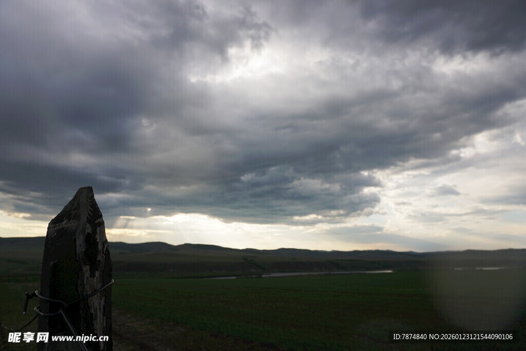 草原上的乌云与孤石