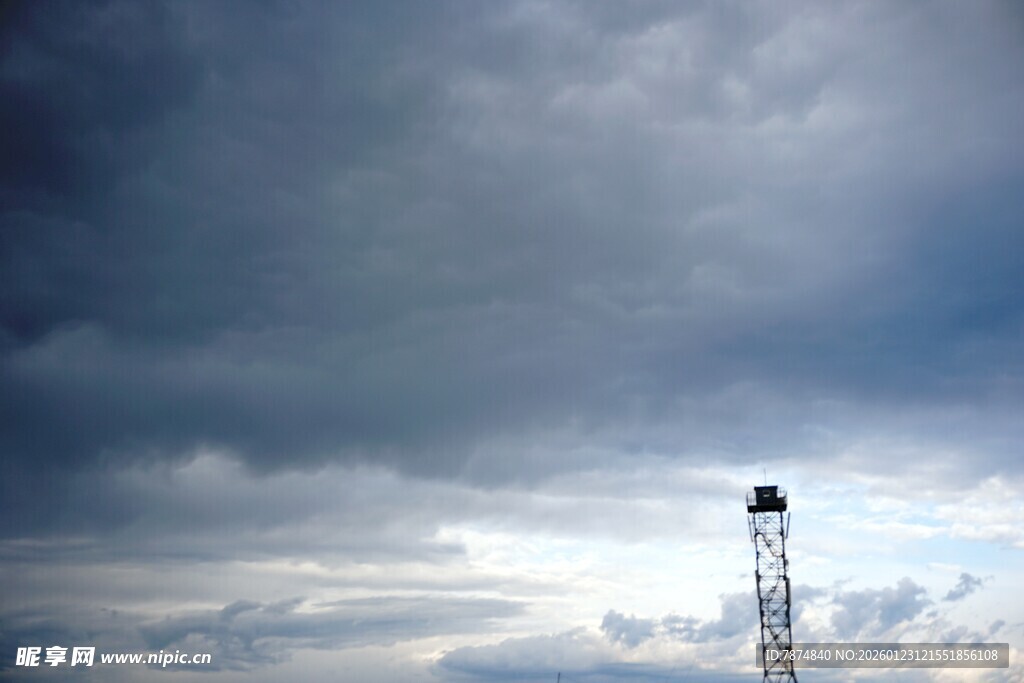 乌云下的高耸通信塔