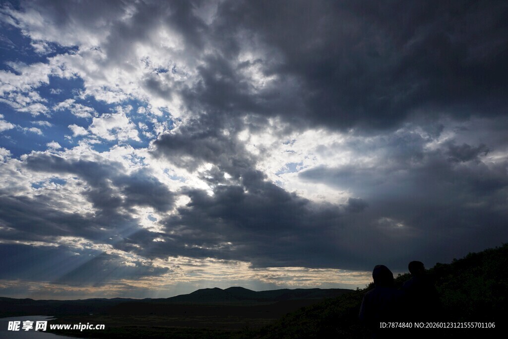 乌云密布的壮丽天空景观