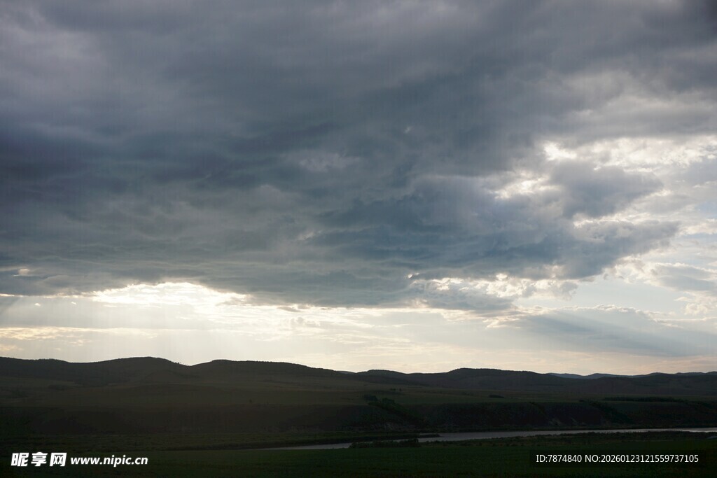 乌云密布的壮阔天空景观