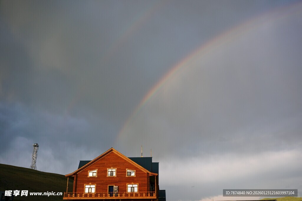 彩虹下的红顶房屋