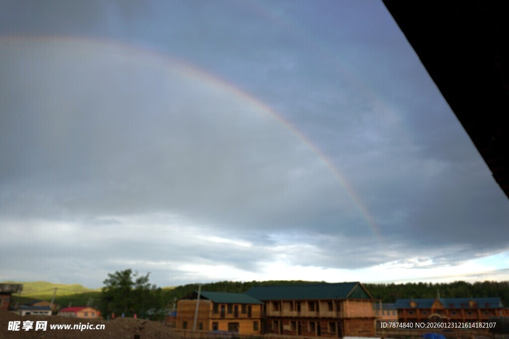 天边彩虹下的建筑景观