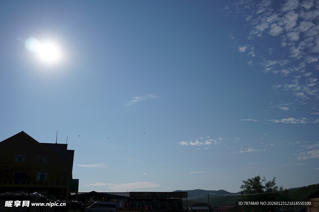 阳光下的房屋与蓝天