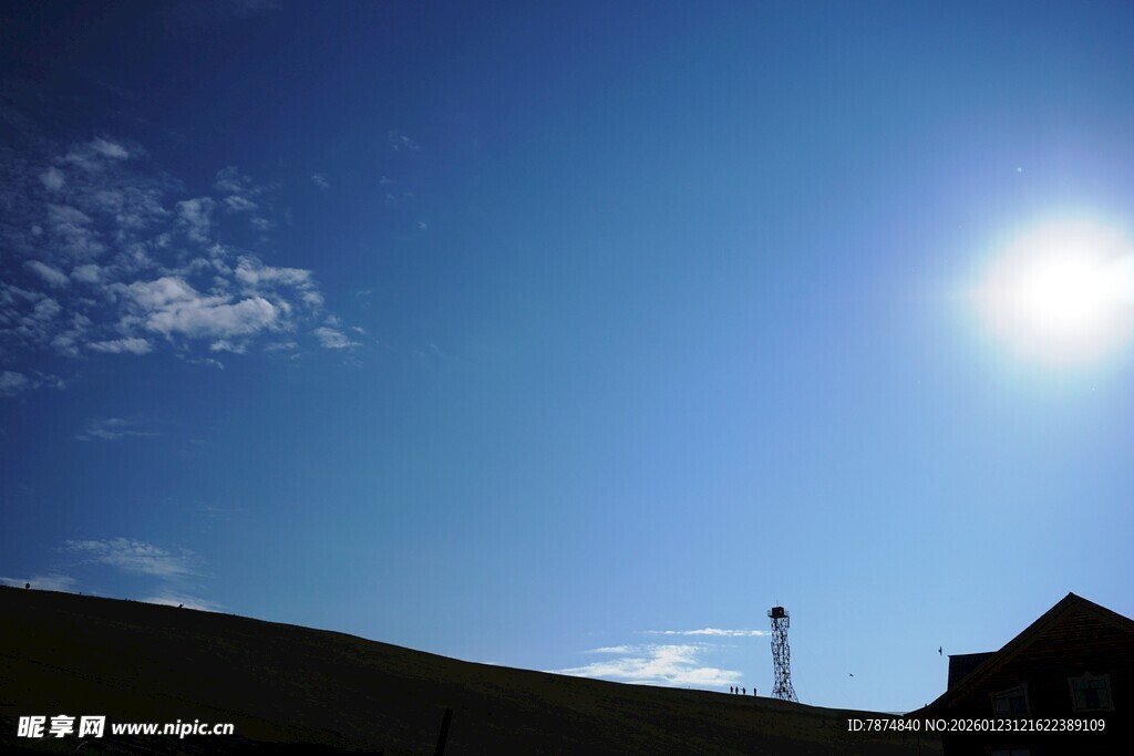 蓝天暖阳下的建筑轮廓