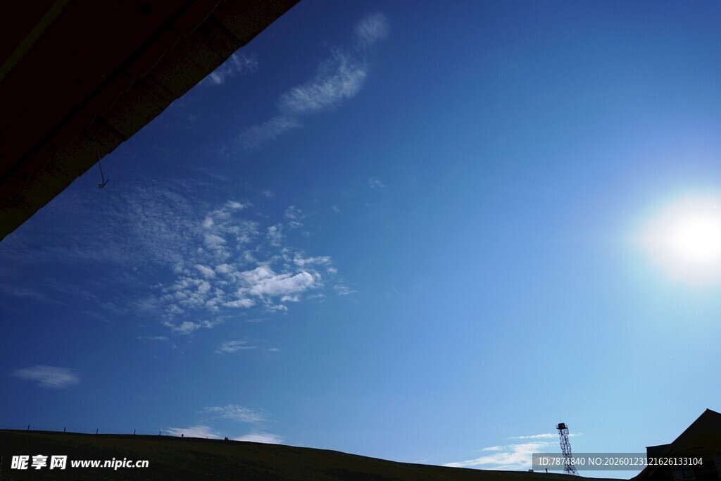 晴朗蓝天与耀眼阳光