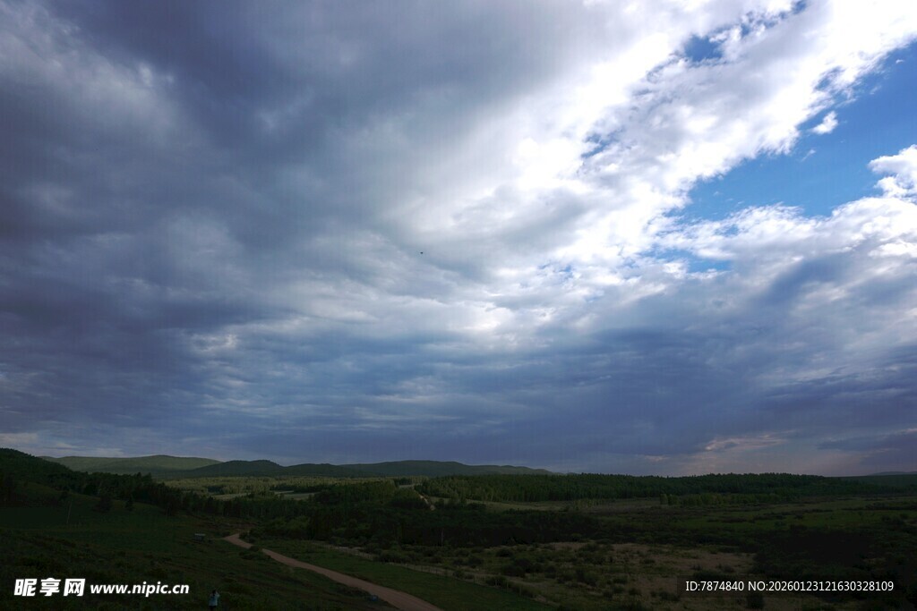 乌云笼罩下的开阔原野