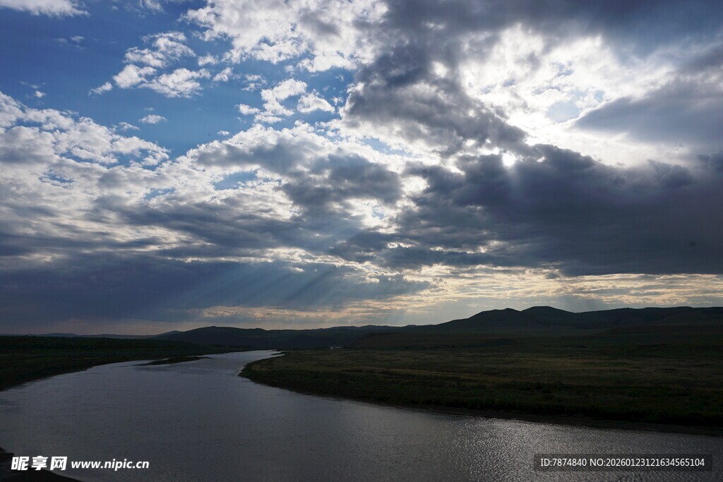 河畔云景 天光水色交融