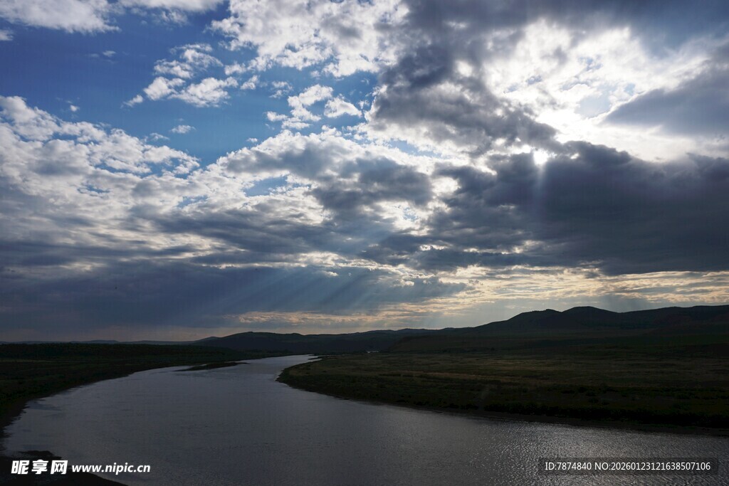 河畔天空美景