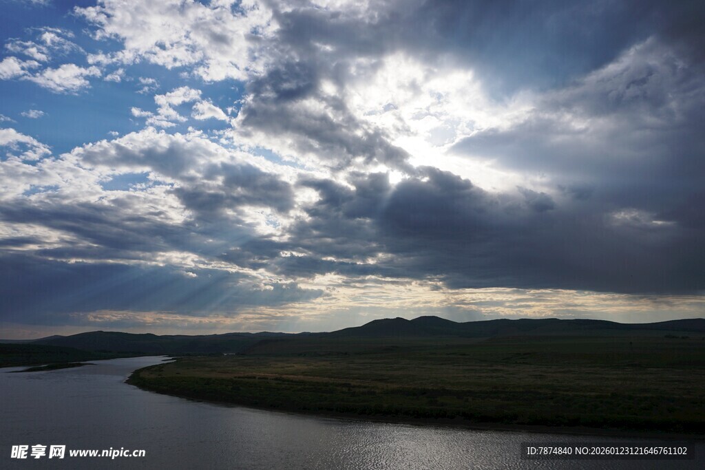 阳光穿透云层下的湖景