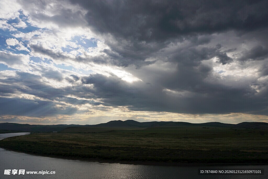 乌云笼罩下的山水风光