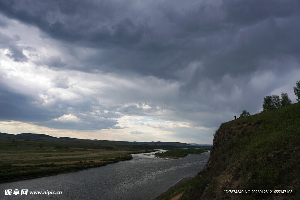 河畔乌云密布的壮美景观