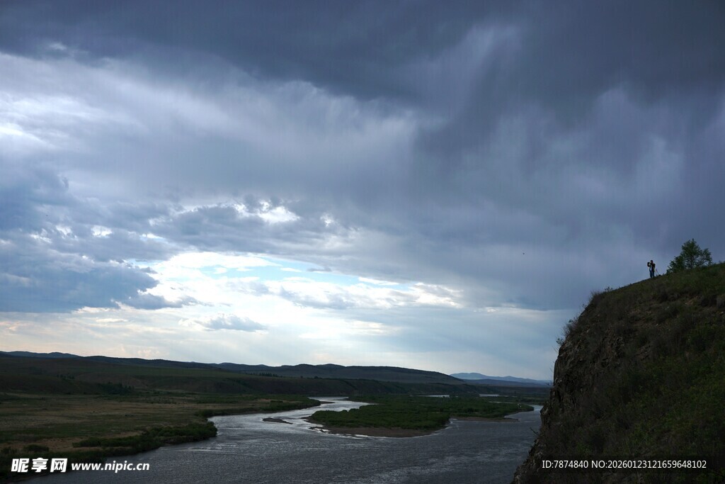 悬崖边的壮阔山河景色