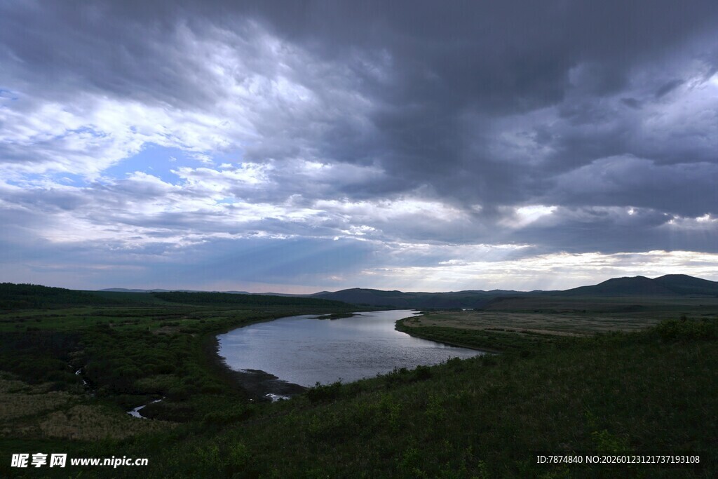 乌云下的静谧湖泊与绿地