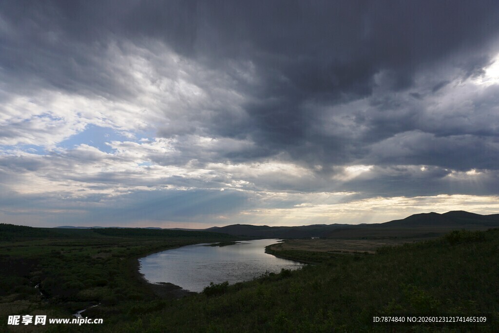 乌云下的静谧湖泊