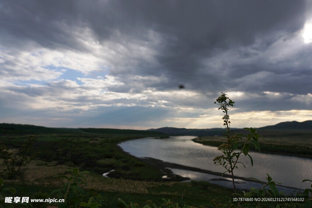 乌云下的河畔风光