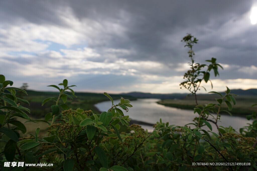 乌云下的河畔风光