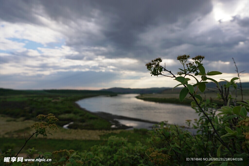 湖畔乌云下的自然景致